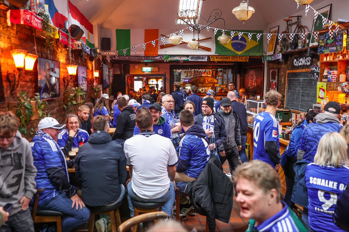 s04's tweet image. Einstimmung im Pub auf #BFCS04 🙌🎶

#S04 | #S04InDublin