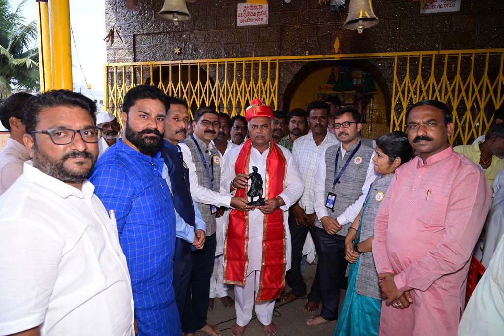 iShivanandpatil's tweet image. ಶ್ರಮಿಕರ ಸಬಲೀಕರಣಕ್ಕಾಗಿ &apos;ಇ-ಶ್ರಮ&apos; ಮತ್ತು &apos;ಆಯುಷ್ಮಾನ್ ಭಾರತ್&apos; ಅಭಿಯಾನಕ್ಕೆ ಚಾಲನೆ!

&quot;ಬಸವನಬಾಗೇವಾಡಿ ಪಟ್ಟಣದಲ್ಲಿ ರಾಷ್ಟ್ರೀಯ ಬಸವಸೈನ್ಯ ಮತ್ತು ಪುಣೆಯ ನಮ್ಮವರ ಆಶ್ರಯ ಕಲ್ಯಾಣ ಸಂಘದ ಸಂಯುಕ್ತ ಆಶ್ರಯದಲ್ಲಿ ಹಮ್ಮಿಕೊಂಡಿದ್ದ ಇ-ಶ್ರಮ ಮತ್ತು ಆಯುಷ್ಮಾನ್ ಭಾರತ್ ಕಾರ್ಡ್ ವಿತರಣಾ ಶಿಬಿರವನ್ನು ಉದ್ಘಾಟಿಸಲಾಯಿತು

#eShram #eShramCard