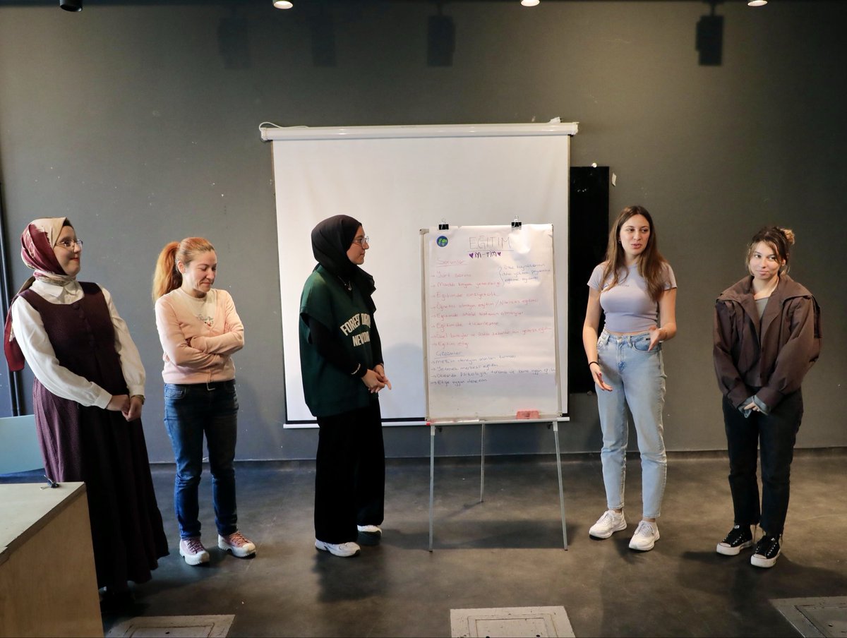 #11EkimDünyaKızÇocuklarıGünü kapsamında <a href="/buyuthayalleri/">Büyüt Hayallerini</a> bursiyerleriyle konuştuk, paylaştık, güçlendik. 💬✨
Düzenlediğimiz çalıştayda; adalet, eğitim ve toplumsal cinsiyet eşitsizliği üzerine konuştuk. Gençler yaşadıkları sorunlar ve çözümler için fikirlerini ortaya koydu.