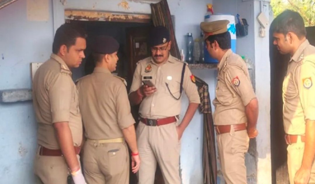INDStoryS's tweet image. 🪩 मस्जिद के इमाम मौलाना इब्राहिम साहब की बीवी और बच्चे कि हत्या कांड का वारदाद।

#UP के ज़िला बागपत में गांगनौली गांव की मस्जिद के इमाम मौलाना इब्राहिम की बीवी इसराना (32) व 2 मासूम बेटियों सोफिया (5),सुमय्या (3) की अज्ञात लोगो ने पीट पीटकर हत्या कर दी। 

मुज़फ्फरनगर के गांव…