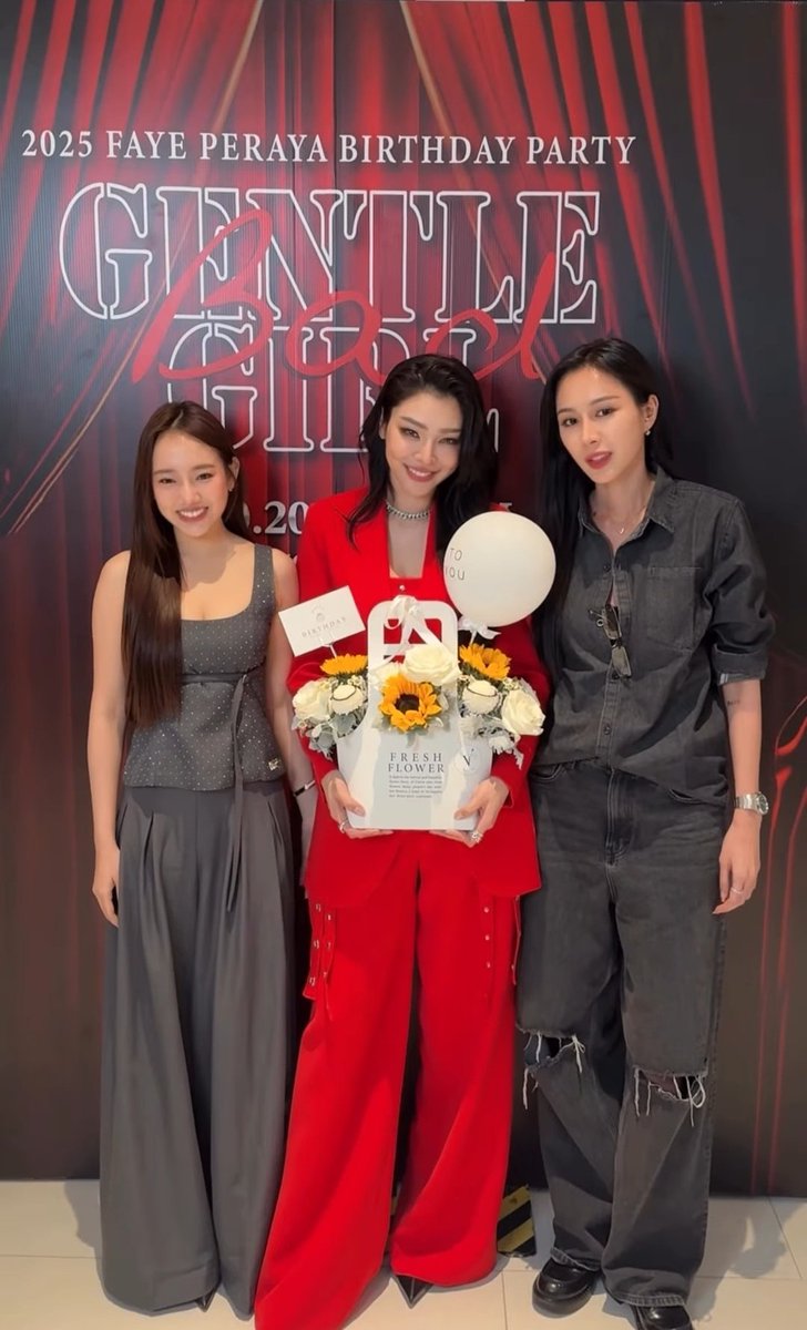 imzita2's tweet image. My FayeLux heart is soooo happy now 😳💛🌻Also @mulansssss so cuteee na 💛
@Luxsulaxx 
@malisorn00 

HAPPY BIRTHDAY PERAYA
#FayeGENTLEbadGIRL
#FayePeraya #luxsulax