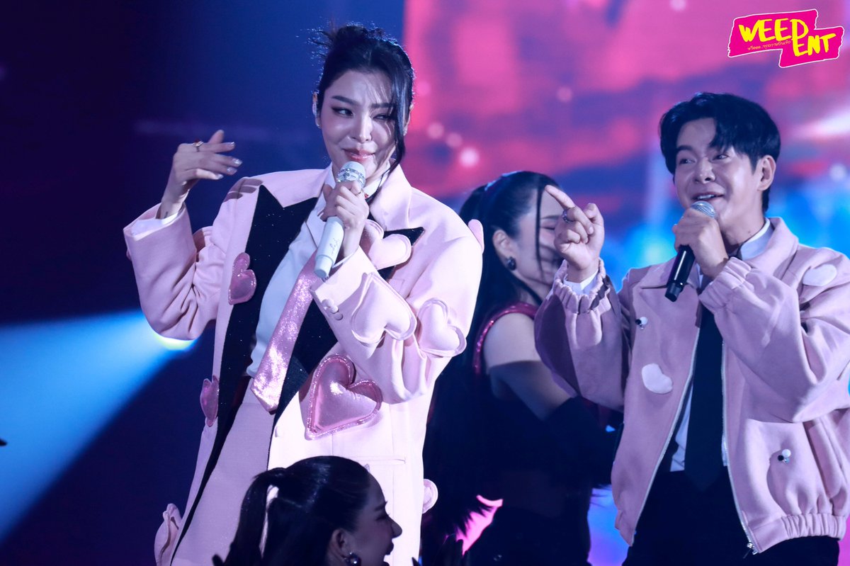 WEED_ENT's tweet image. แขกรับเชิญคนพิเศษ " ไอซ์ ศรัณยู " ภายในงาน "2025 FAYE PERAYA BIRTHDAY PARTY - GENTLE Bad Girl" ฉลองวันเกิดครบรอบ 31 ปี สุดอบอุ่น ✨🎉🎂
HAPPY BIRTHDAY PERAYA
#FayeGENTLEbadGIRL
#FayePeraya #ฝ้ายพีรญา