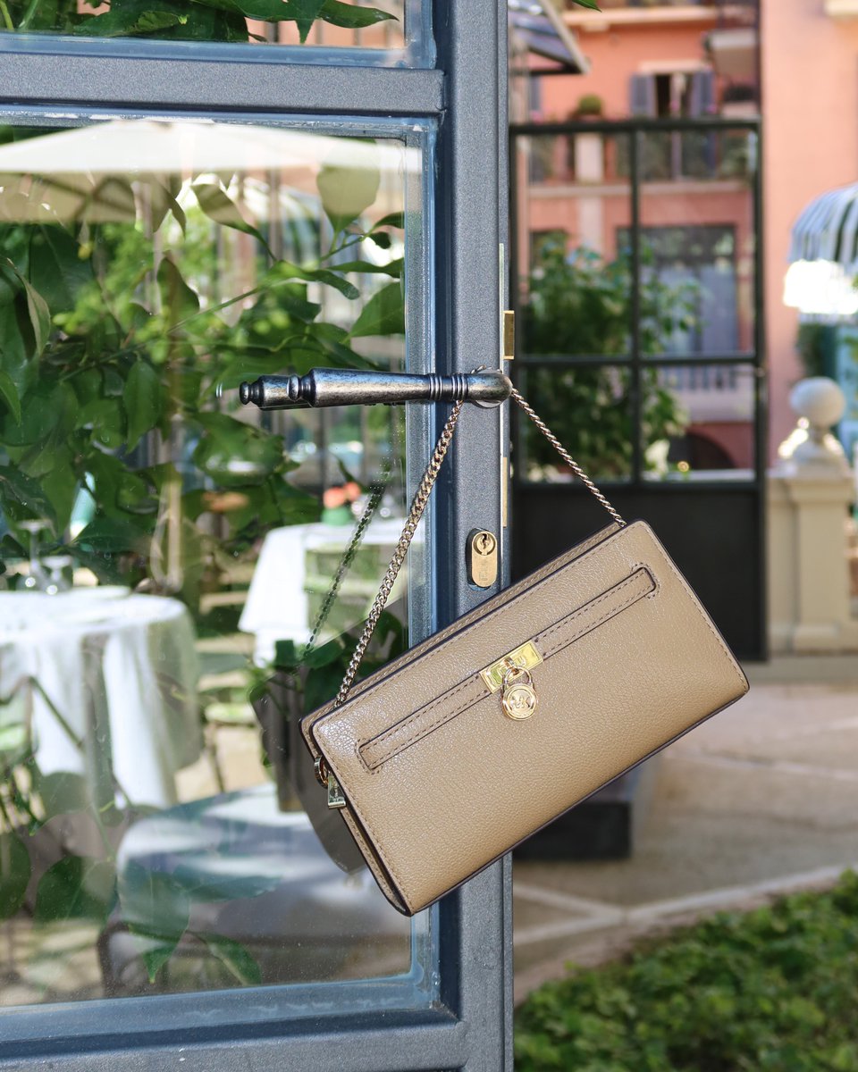 MichaelKors's tweet image. Travel’s favorite plus one. From Rome’s iconic Hotel de Russie and beyond, our Hamilton Moderne crossbody is the bag about town.

Hotel Stories: Rome, Fall 2025.

michaelkors.com/hamilton-moder…