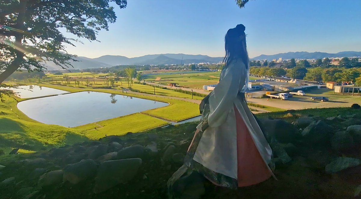 신라에 오시면 꼭 해야하는 것
월성 위에서 경주를 내려다 보기!!
월성 위는 그늘이라 시원하고 풍경도 너무 좋습니다~