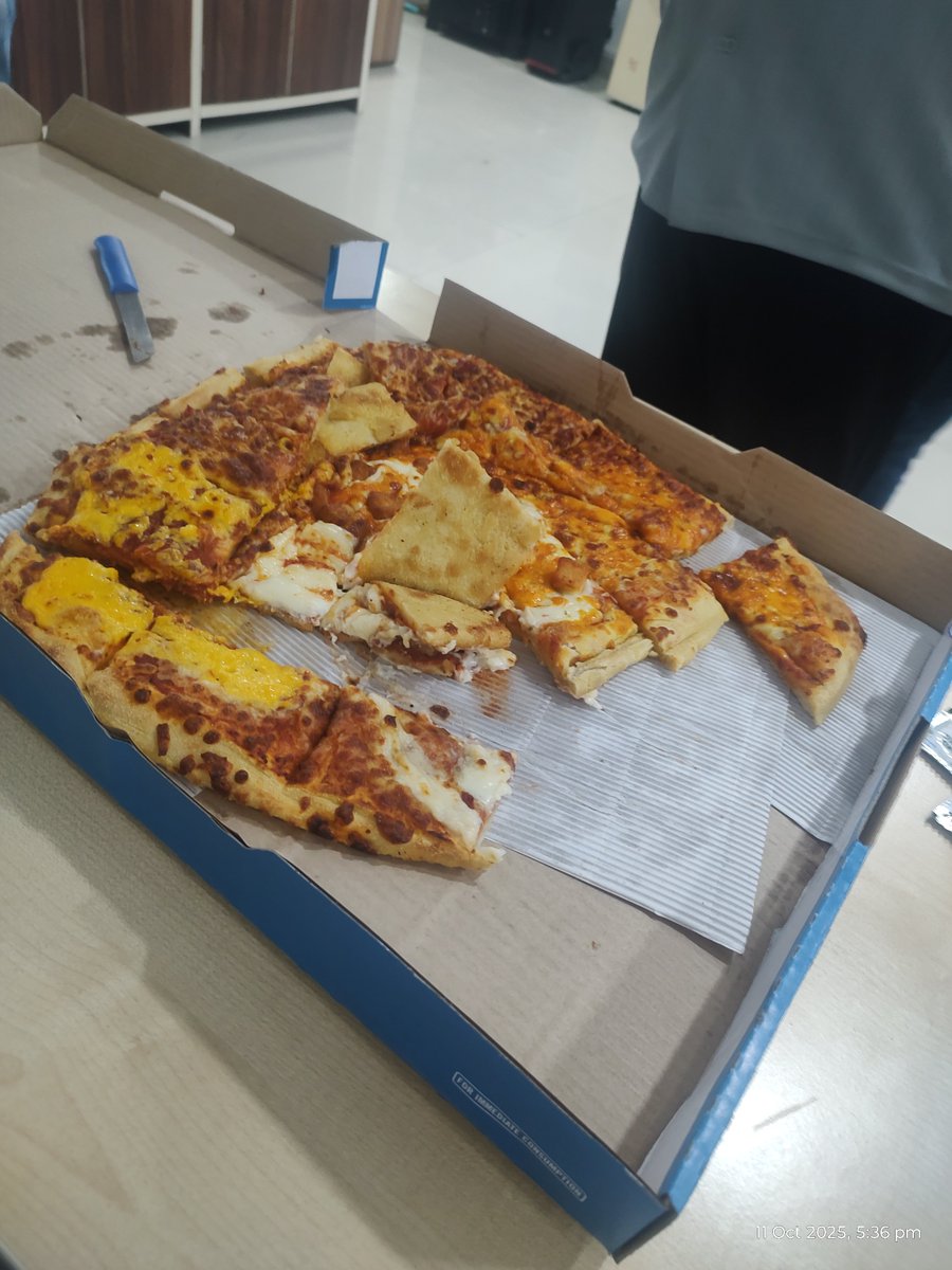 ohari5335's tweet photo. Hey @dominos_india 👏 Thanks for this masterpiece! 🍕
Looks like the chef got creative — half bread, half chaos.
Is this a “new abstract pizza edition” or did quality control go on vacation? 🤨
#DominosDisaster #ExpectationVsReality
(📸 This is what I actually received.) https://t.co/AzQygSgQD7