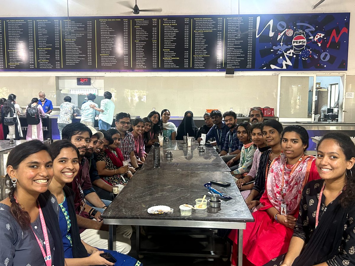 StructBioinfo's tweet image. Yennamalli Lab members (Ph.D, M.Sc, and B.Tech) after a day of sciencing as a team, relaxing over coffee/snacks and photo session. Some members are missing. A good fun day overall!!!
🤗🙌