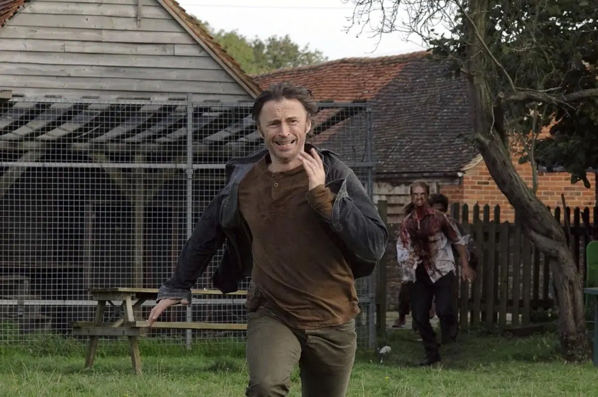 dimCOC19's tweet image. #28WeeksLater est la suite du premier opus. Cette fois-ci l&apos;invasion à Londres a été contrôlée et la population réhabilitée à vivre simplement. Le film est plein d&apos;action mais gâché par une succession d&apos;événements et décisions stupides auxquelles sont confrontés les personnages.