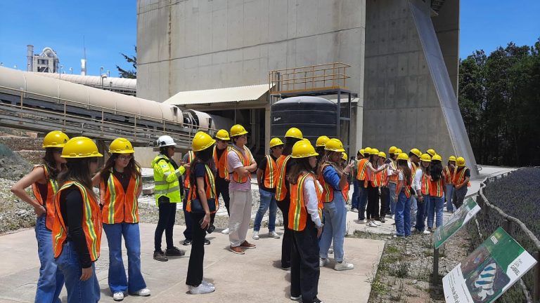Estudiantes viven el derecho laboral
Como parte de los cursos Derecho Colectivo Laboral y Derecho Procesal Laboral, los estudiantes visitaron diferentes empresas. 
Conoce más bit.ly/3Wx0fVX
#noticiasufm #soyufm #derechoufm