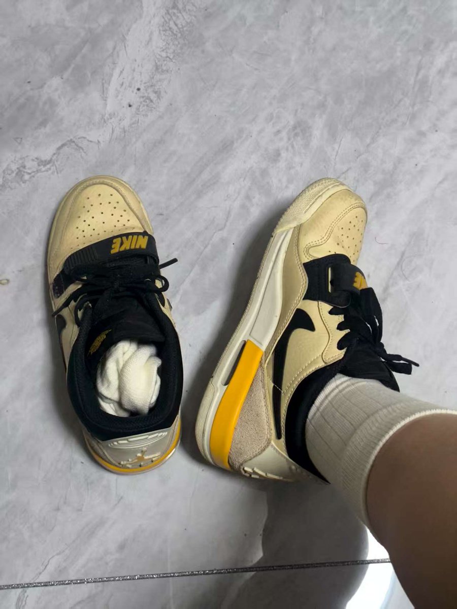 什么？又馋妈妈的的棉袜了？
塞鞋子里了，来叼走