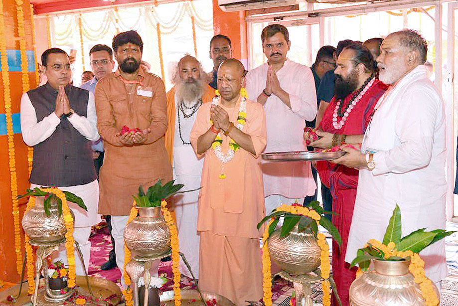 myogiadityanath's tweet image. पूज्य साधु-संतों की आध्यात्मिक साधना का केंद्र जनपद गाजीपुर स्थित सिद्धपीठ श्री हथियाराम मठ में आज &apos;राष्ट्रीय एकता एवं सामाजिक समरसता विषयक प्रबुद्धजन संवाद संगम&apos; कार्यक्रम में सम्मिलित हुआ।

संत तो लोक-कल्याण के लिए समर्पित होते हैं। माध्यम अलग-अलग हो सकते हैं, कोई अपनी…
