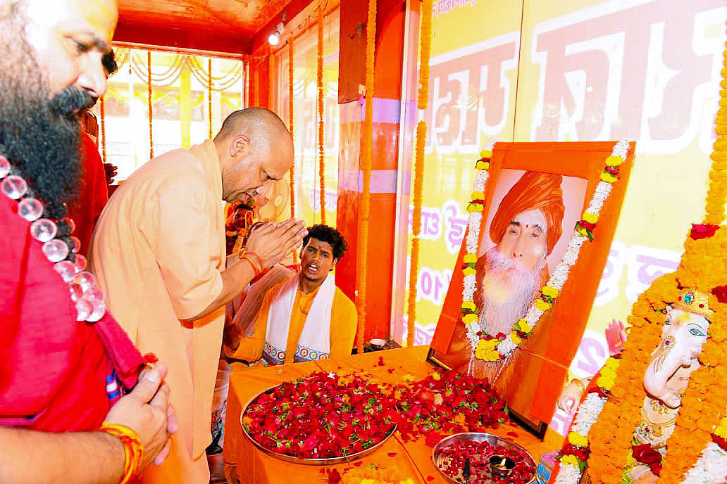 myogiadityanath's tweet image. पूज्य साधु-संतों की आध्यात्मिक साधना का केंद्र जनपद गाजीपुर स्थित सिद्धपीठ श्री हथियाराम मठ में आज &apos;राष्ट्रीय एकता एवं सामाजिक समरसता विषयक प्रबुद्धजन संवाद संगम&apos; कार्यक्रम में सम्मिलित हुआ।

संत तो लोक-कल्याण के लिए समर्पित होते हैं। माध्यम अलग-अलग हो सकते हैं, कोई अपनी…