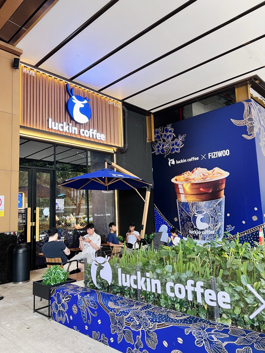 Zhdh_Z's tweet photo. Kitanya baru try Luckin Coffee 😙
Sedap jugak eh! Du la RM2.99 je! 

Korang dah try ke?

Kalau belum &amp; baru nak cuba, boleh use my referral code &amp; u akan dpt 5 coupon (incl first air RM2.99 je!)🥰

https://t.co/P5Aa0Eijtn

Tekan je link ni,register &amp; nanti baru download apps 😉 https://t.co/WtpoGb1VHK