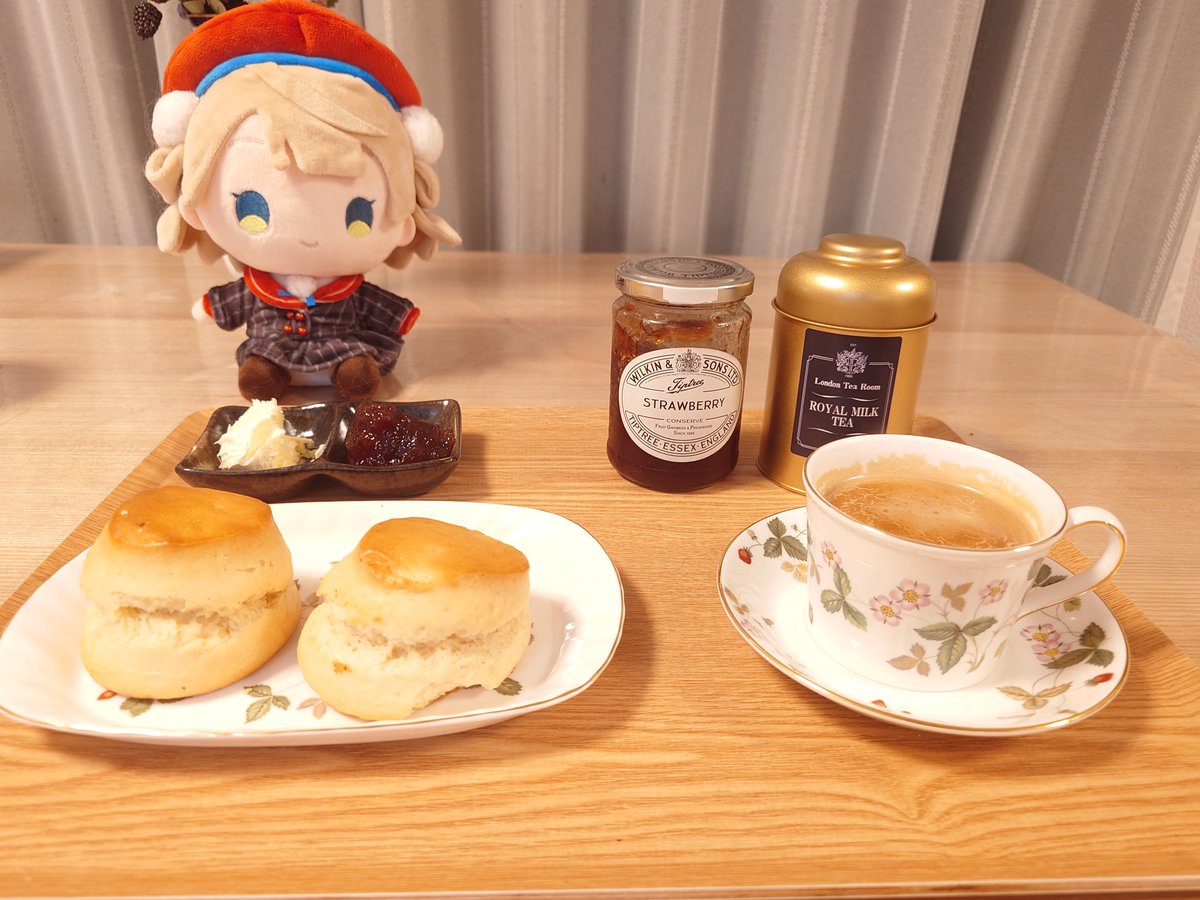 ロンドンティールームへ伺いました（写真のサンドイッチは一つ食べた後です）。
自宅でもロンドンティールームの茶葉でロイヤルミルクティーです。途中で茶葉が吹きこぼれてしまったので気持ち薄め？

#茶好連 
#ロンドンティールーム
#しぐれぬい