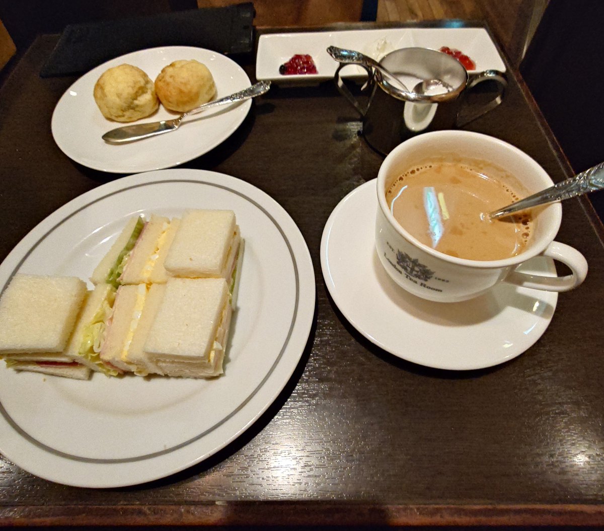 mare_dere's tweet photo. ロンドンティールームへ伺いました（写真のサンドイッチは一つ食べた後です）。
自宅でもロンドンティールームの茶葉でロイヤルミルクティーです。途中で茶葉が吹きこぼれてしまったので気持ち薄め？

#茶好連 
#ロンドンティールーム
#しぐれぬい https://t.co/HJUx94sJgI