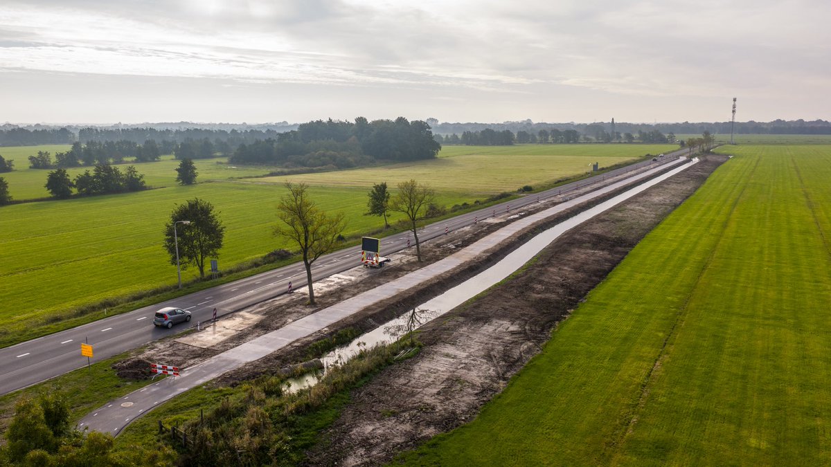 JetzeV's tweet photo. N358 Uterwei. Fase 1, Week 38 t/m 41 (5de t/m 8ste week), Omgeving It Oast: Aanleg passeerstrook-landbouwverkeer. #BAMinjouwbuurt #ProvinsjeFryslân #ProvincieFryslân https://t.co/Rp32SYosGn