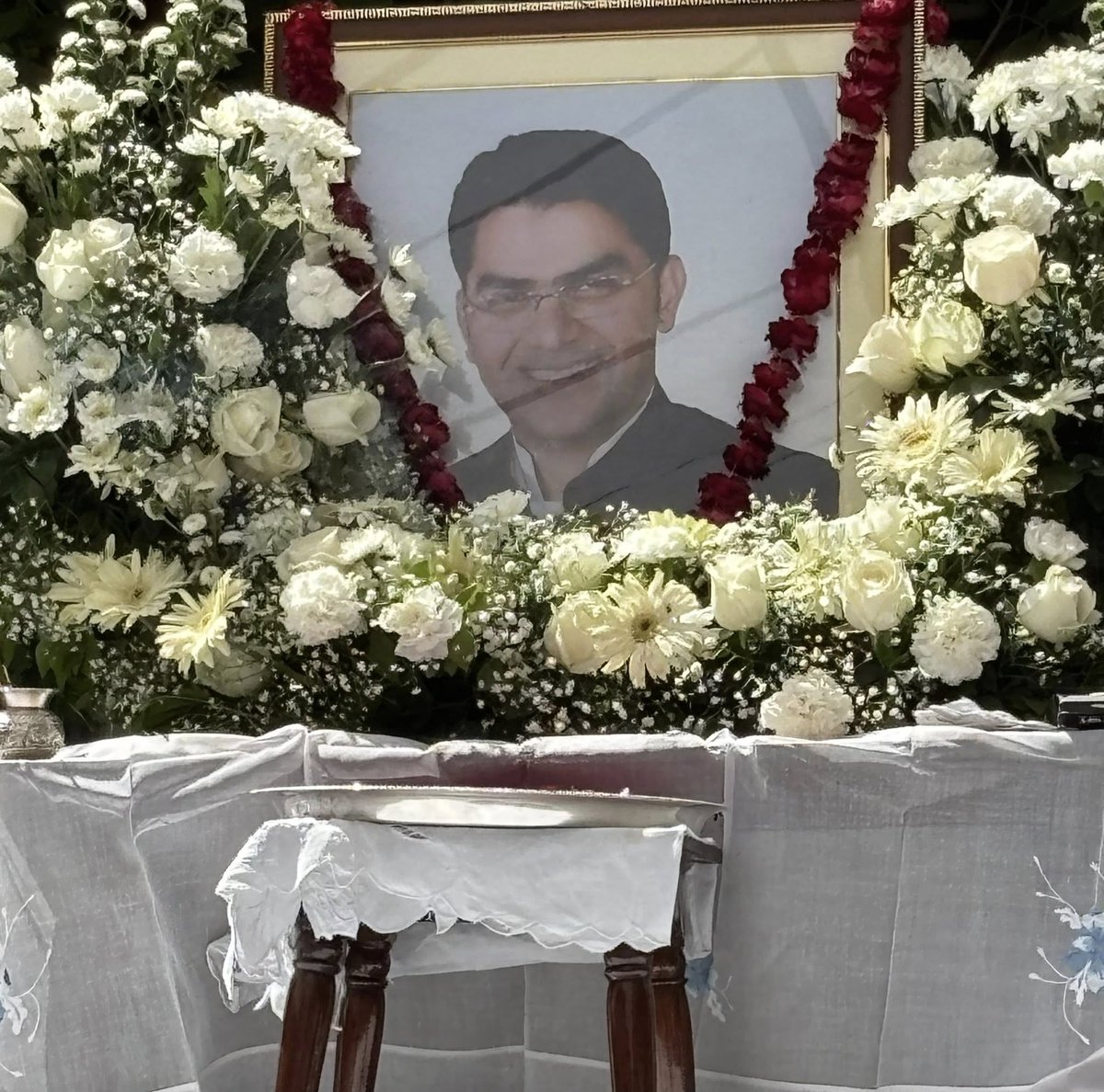 ना कभी हरीश जी से मिला, ना उनके बेटे से। दूर दूर तक कोई रिश्तेदारी भी नहीं है, फिर भी पता नहीं क्यों ऐसा लग रहा है जैसे अपने ही घर में शोक हो #संपूर्णसमाज #एकआमआदमी 😢