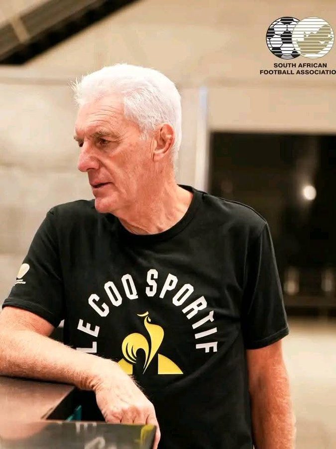 makwande_m's tweet image. Leave a heart for coach Hugo Broos. Let&apos;s show him some love 💚