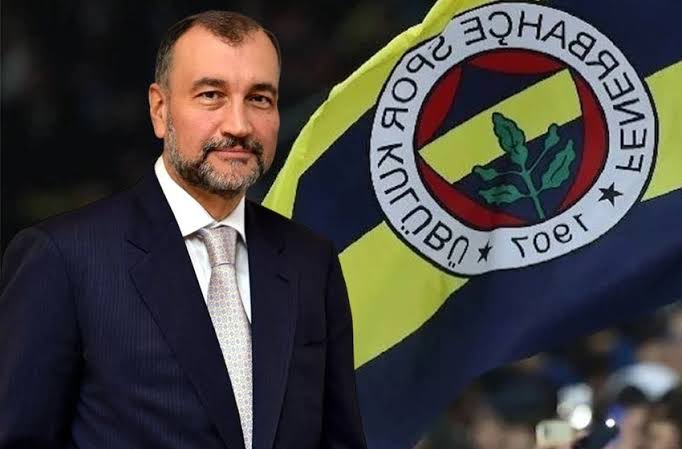 Gerçek aidiyet sessizce yapılanlarla belli olur. Murat Ülker’in Fenerbahçe’ye katkısı, çoğunun fark edemeyeceği kadar büyük.
Hiçbir beklentisi olmadan Fenerbahçe’ye milyonlarca dolar destek verdi, 
Ülker Spor ve Etkinlik Salonu’nu yaptırdı, Ataşehir’de verdiği araziyle kulübe yüz