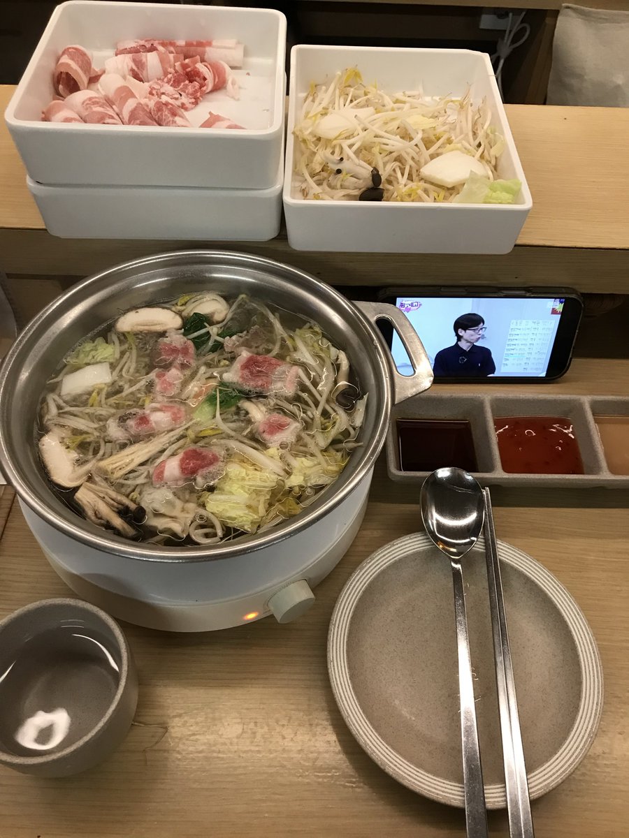 1ovelog's tweet image. 혼놀하는 김에 갔다 온 샤브샤브집
1인 샤브로 원래 유명한 곳이지만 영업합니두
집에서 해먹기 귀찮고 재료 사고 남는게 걱정이신분들 요기 가세요 전 맥주에 고기추가했는데 걍 기본에 칼국수만 먹어도 싸고 맛있는 저녁 한끼가 됩니다(대식가제외) 혼밥하시는 분들도 많아서 개조음