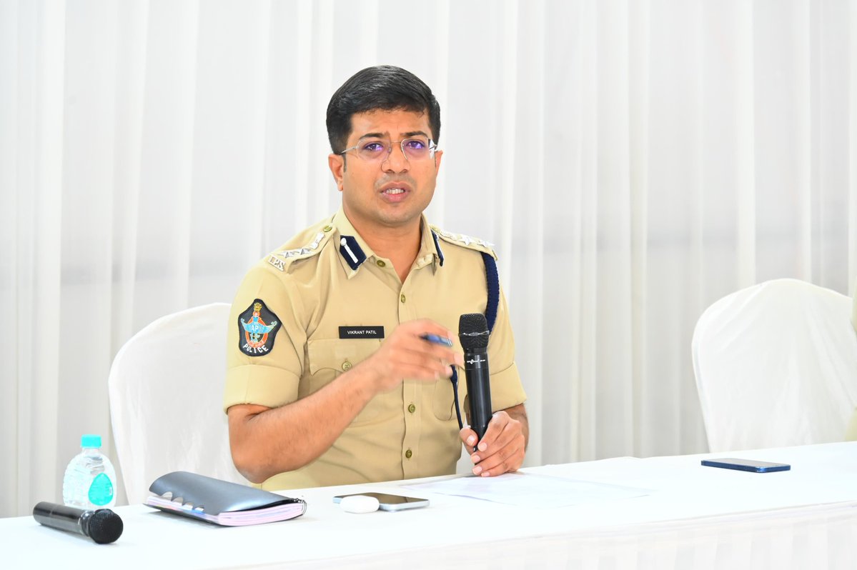 PoliceKurnool's tweet image. బిట్ కాయిన్ పెట్టుబడుల పేరుతో మోసాలు...

అన్ లైన్ మోసాలు,  సైబర్ నేరాల పట్ల ప్రజలు అప్రమత్తంగా ఉండాలి...

కర్నూలు జిల్లా ఎస్పీ శ్రీ విక్రాంత్ పాటిల్ ఐపియస్ గారు. 
  
 #APPOLICE100
#APPolice
#appolice
#AndhraPradeshPolice
#PoliceKurnool
