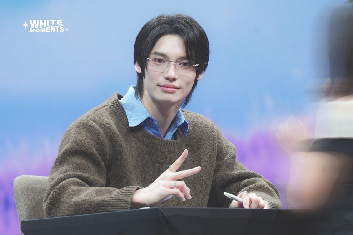 WHITE MOMENTS tweet media