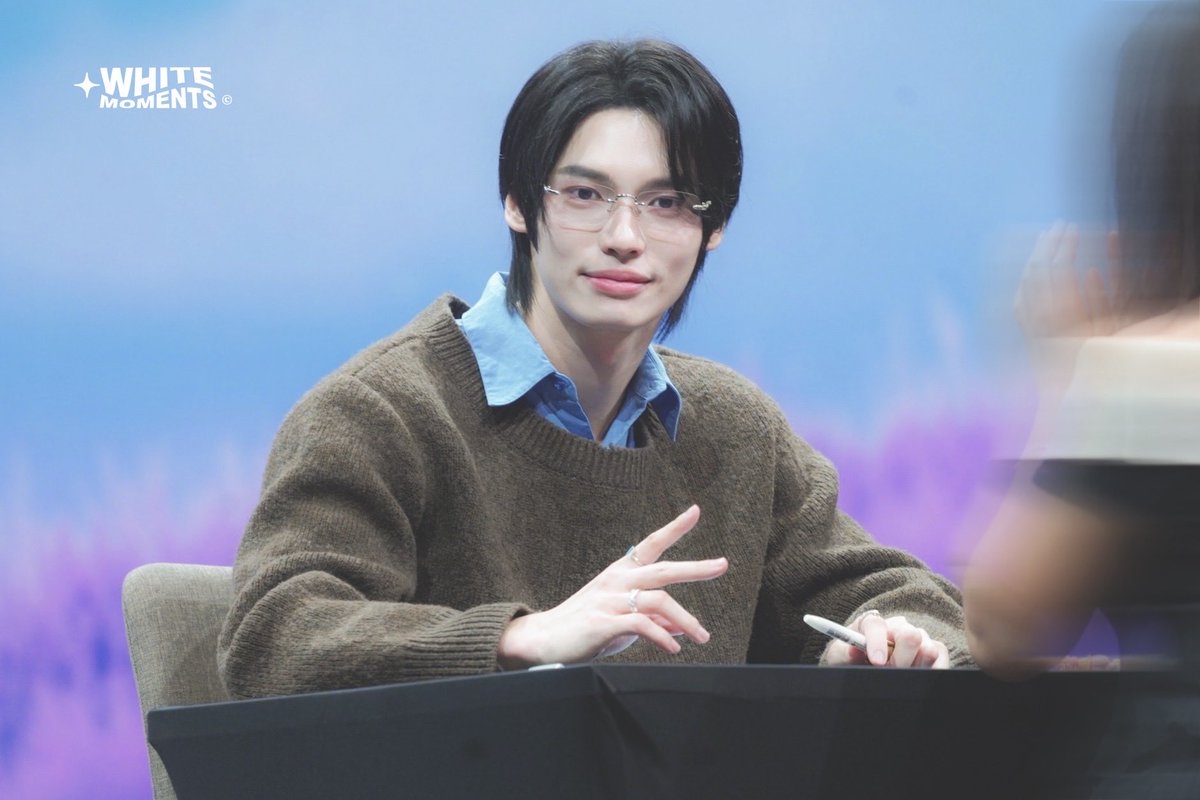 WHITE MOMENTS tweet media