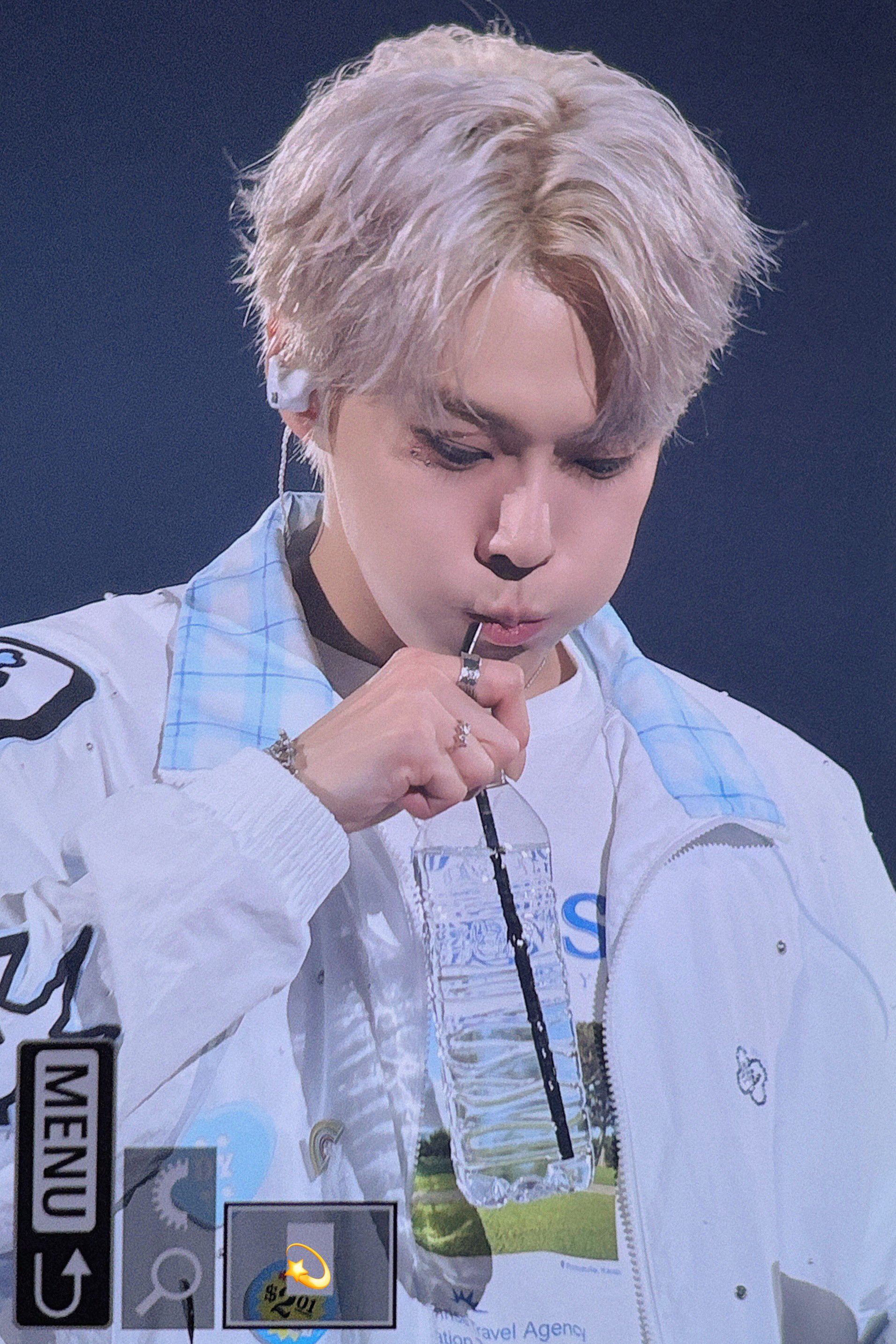 NCT DOYOUNG ドヨン 도영 直筆サイン入りポスター NCT DOYOUNG ドヨン 도영 直筆サイン入りポスター NCT DOYOUNG