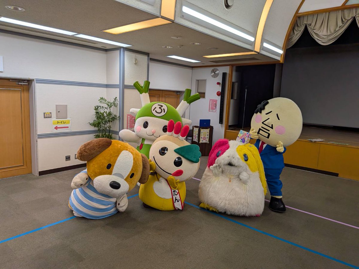 JINYARENNOKA's tweet image. 今日は家族でゆるキャラに会いに鎌ケ谷市民祭りに行ってきました⭐ 偶然ライブアライバー仲間の小林ゆたかさんの奥様富松恵美選手とお会いできました✨ ゆるキャラの皆さんグリーティングで優しくて♥ 富松さんは確か同世代なのにいつまでもお若いです⭐#富松恵美 #ゆるキャラ #鎌ケ谷市民まつり