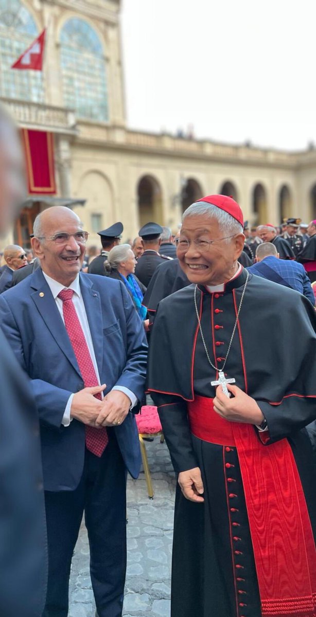 _TPLR's tweet photo. À l’occasion des cérémonies d’assermentation de la Garde suisse pontificale le samedi 4 octobre et de la messe pour les migrants et les missions le dimanche 5 octobre, @_TPLR Tout Pour La République a été représentée par Son Excellence Pierre-Jean GIRE, ambassadeur près le Saint-Père et délégué œcuménique de notre mouvement, au rang des Excellences aux côtés du Pape Léon XIV.