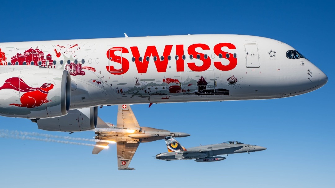 airwaysmagazine's tweet image. 🔴 SWISS first A350-900 gets lit (literally) by Swiss F/A-18s and some serious flare during its arrival in Switzerland.

📸: SWISS International Air Lines / VBS / Schweizer Luftwaffe / Christian Lucek 

#swissinternationalairlines #Airbus #avgeek
