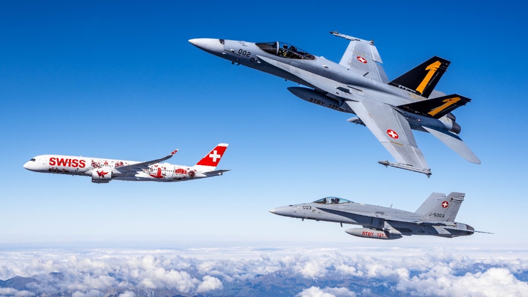 airwaysmagazine's tweet image. 🔴 SWISS first A350-900 gets lit (literally) by Swiss F/A-18s and some serious flare during its arrival in Switzerland.

📸: SWISS International Air Lines / VBS / Schweizer Luftwaffe / Christian Lucek 

#swissinternationalairlines #Airbus #avgeek