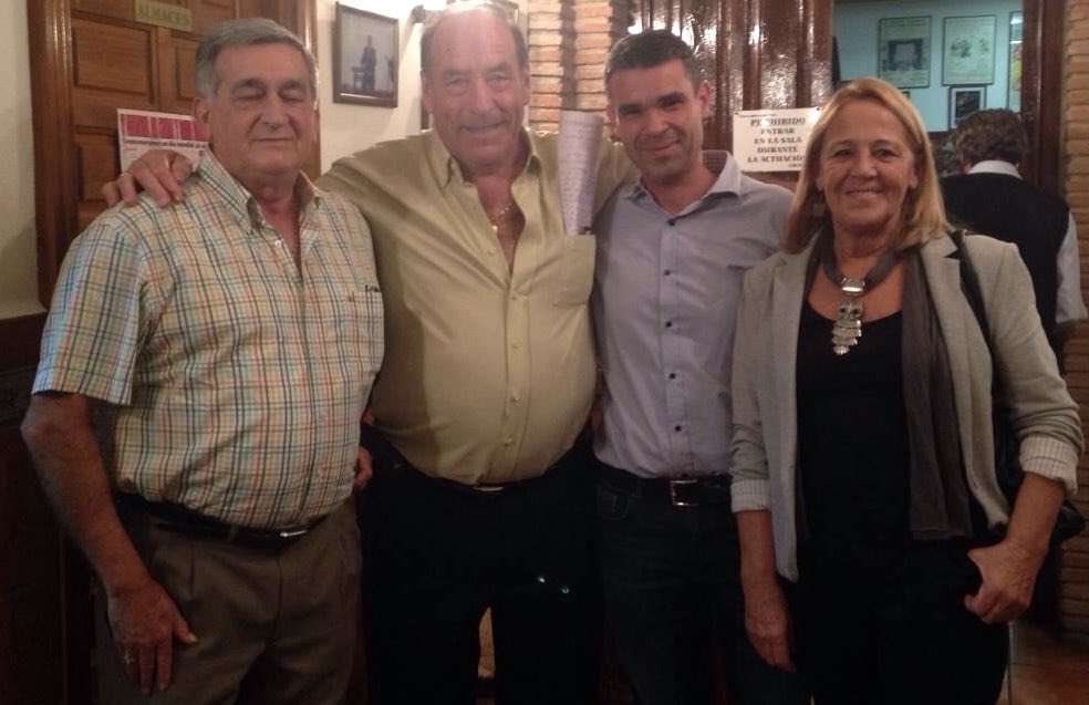 Por fin tenemos la Plaza Paco Álvarez en San Pedro, al lado de la Peña flamenca. Más que merecida.
Allí hemos estado tu familia, tus amigos y tus compañeros.
Siempre nos quisiste “de balde”. Y siempre te tendremos presente.