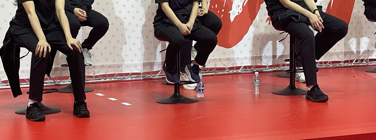 앞줄 장신들 다 바닥에 한발 딛고 있는데 야무지게 두발 올려놓은 다혜언니와 수빈이 넘 귀여웟슨