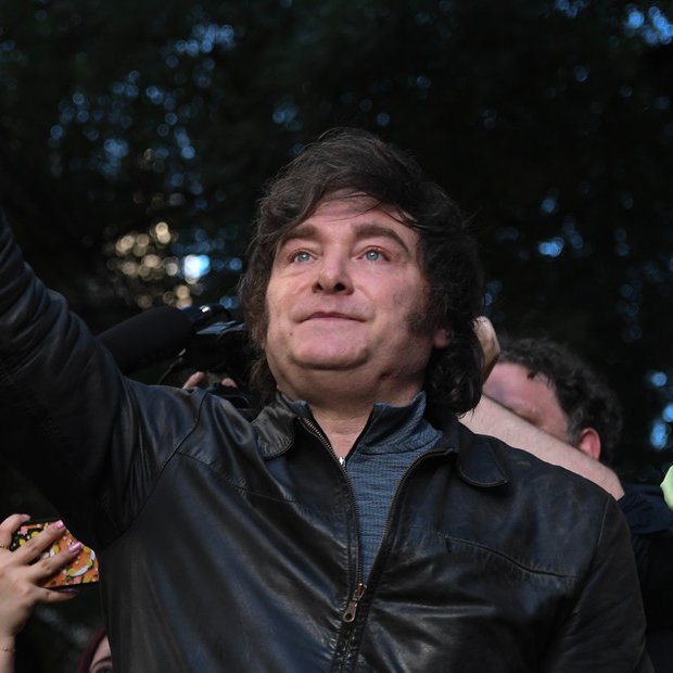 clarincom's tweet photo. MILEI VISITA CHACO Y CORRIENTES PARA RESPALDAR A SUS CANDIDATOS

El Presidente encabeza este sábado actos en Resistencia y Corrientes Capital junto a postulantes de su espacio, en la recta final hacia las elecciones legislativas del 26 de octubre.

Por la mañana hablará en la Plaza Belgrano junto a Juan Cruz Godoy y Silvana Schneider, y por la tarde participará de un acto con Virginia Gallardo. Luego viajará a Estados Unidos para reunirse con Donald Trump el próximo 14 de octubre. 

(+) en Clarín: https://t.co/QiPy3z8Fch