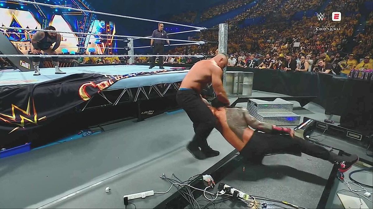 ringsidenews_'s tweet image. Bronson Reed just pinned #RomanReigns! Thoughts???  | #WWE #WWECrownJewel x.com/TheMovementXx/…