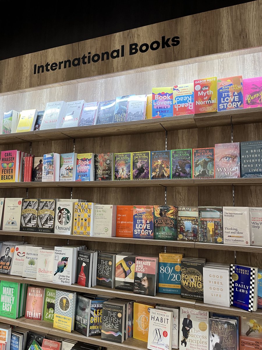 29fairry's tweet image. sore ini jalan jalan di sekitar dago terus ke gramedia merdeka lihat-lihat buku!🌳📖