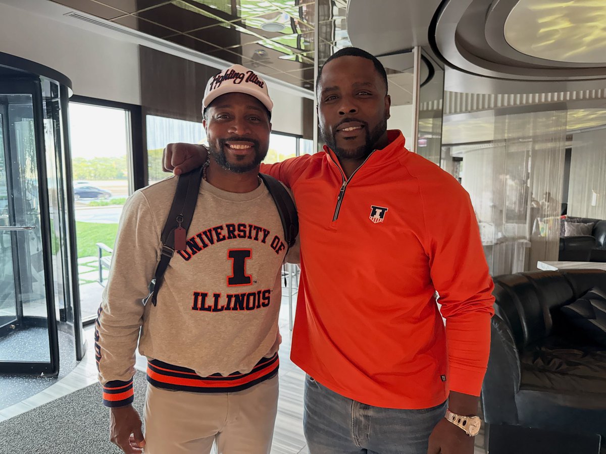 juicewilliamsqb's tweet image. Been a super fan of @deebrown11 for over 20 years!l.. An honor to share the room with a legend! My guy..