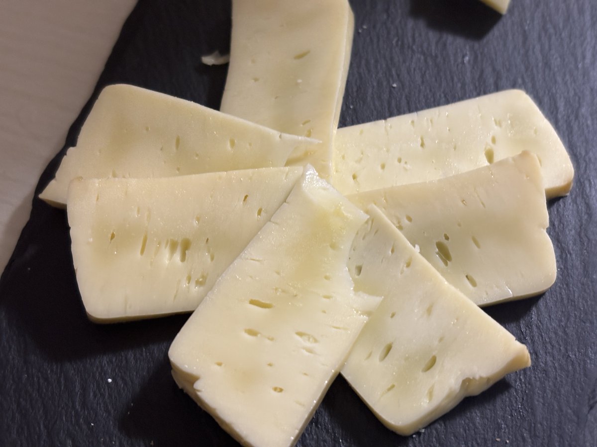 umomousio's tweet image. 北海道産の美味しいチーズ達🧀

ヨーロッパのトラディショナルな製法から和素材を使い日本人好みの味に特化したものなど、幅広いチーズがあるのが日本のチーズの魅力

#牛乳でスマイルプロジェクト