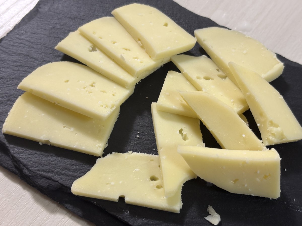 umomousio's tweet image. 北海道産の美味しいチーズ達🧀

ヨーロッパのトラディショナルな製法から和素材を使い日本人好みの味に特化したものなど、幅広いチーズがあるのが日本のチーズの魅力

#牛乳でスマイルプロジェクト