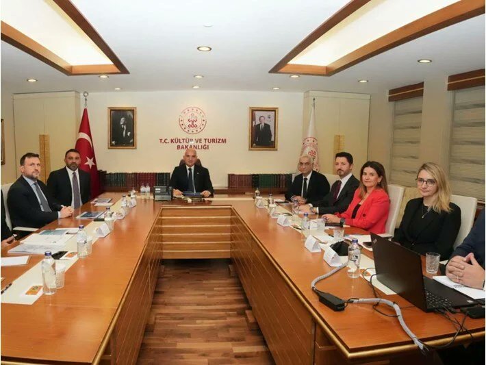 Kültür ve Turizm Bakanımız <a href="/MehmetNuriErsoy/">Mehmet Nuri Ersoy</a>’u ziyaret ederek İstanbul’da düzenlenecek olan 2027 Avrupa Oyunları’nın hazırlıkları ile 2036 Olimpiyat Oyunları adaylık süreci hakkında verimli bir görüşme gerçekleştirdik. 

Sayın Bakanımıza ev sahipliği için teşekkür ediyor; tanıtım,