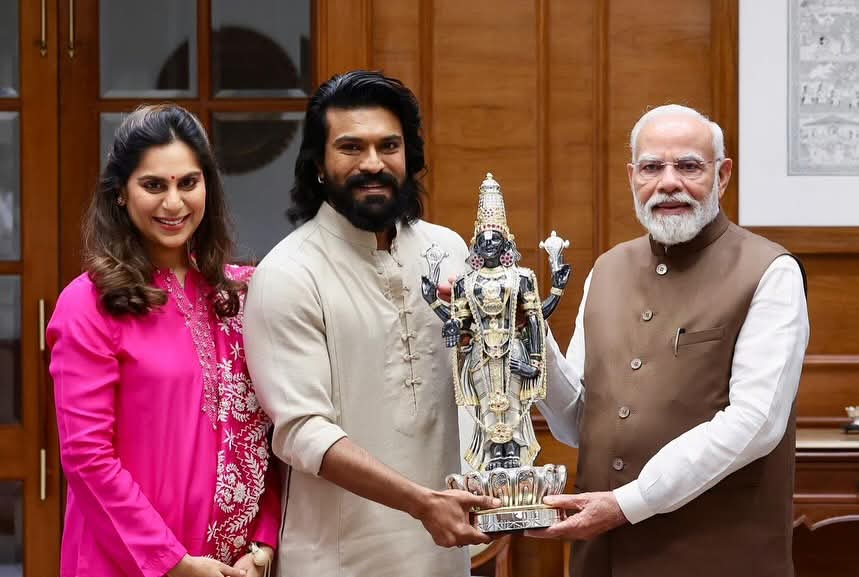 guptanagu8's tweet photo. Mega Power Star @AlwaysRamCharan Meets Our Honourable Prime minister @narendramodi Ji in New Delhi on the success of the world's first archary premier league @ArcheryPL 🏹💥 #RamCharan #Peddi https://t.co/3R4KB91Kaz