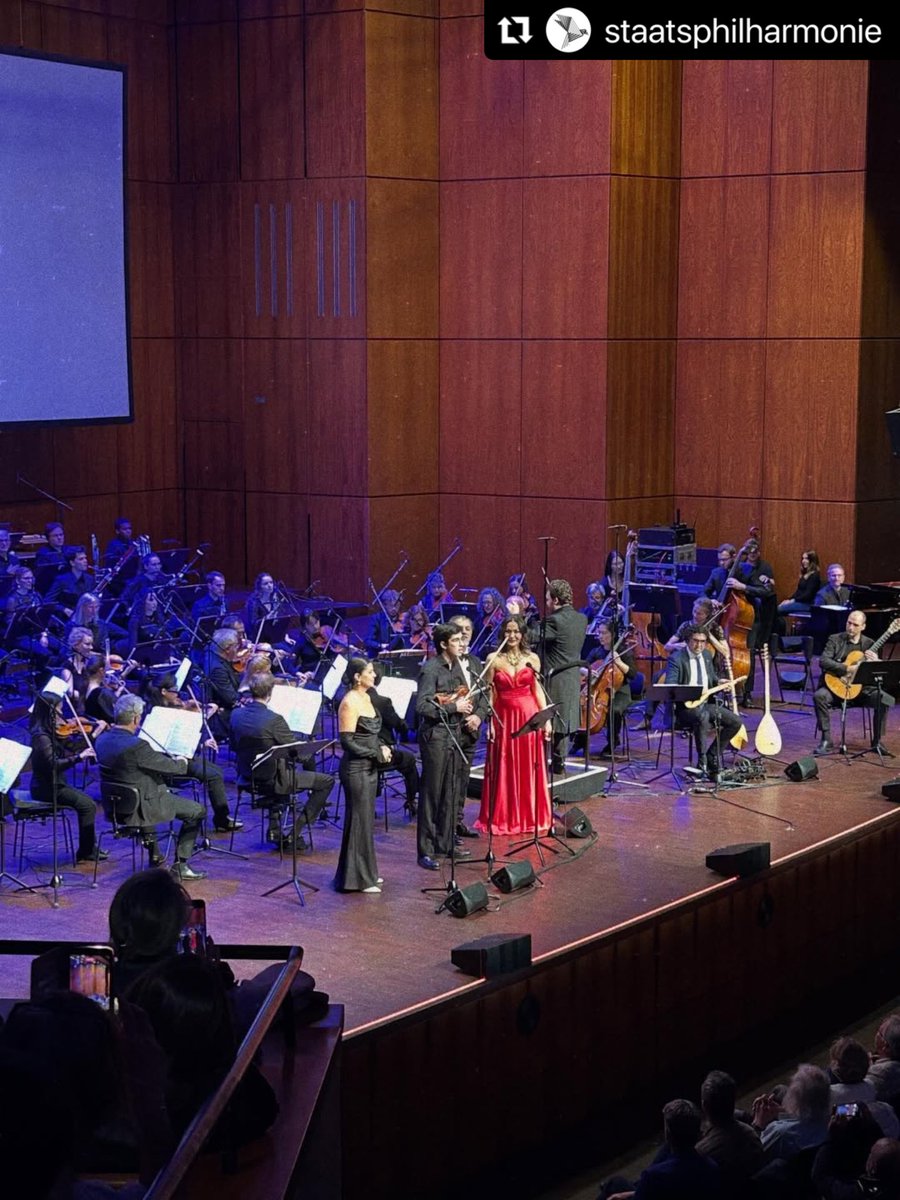 LivaneliZulfu's tweet photo. Dün akşam, Alman Devlet Filarmoni Orkestrası’nın daveti üzerine Mannheim, Rosengarten Mozartsaal’da muhteşem bir Livaneli Konseri gerçekleşti. Livaneli ile birlikte, Zeynep Halvaşi, Teyfik Rodos, Özlem Bulut, Erdem Şimşek (Bağlama) ve Henning Schmeidt (Piyano) de sahnedeydi (Yönetici).