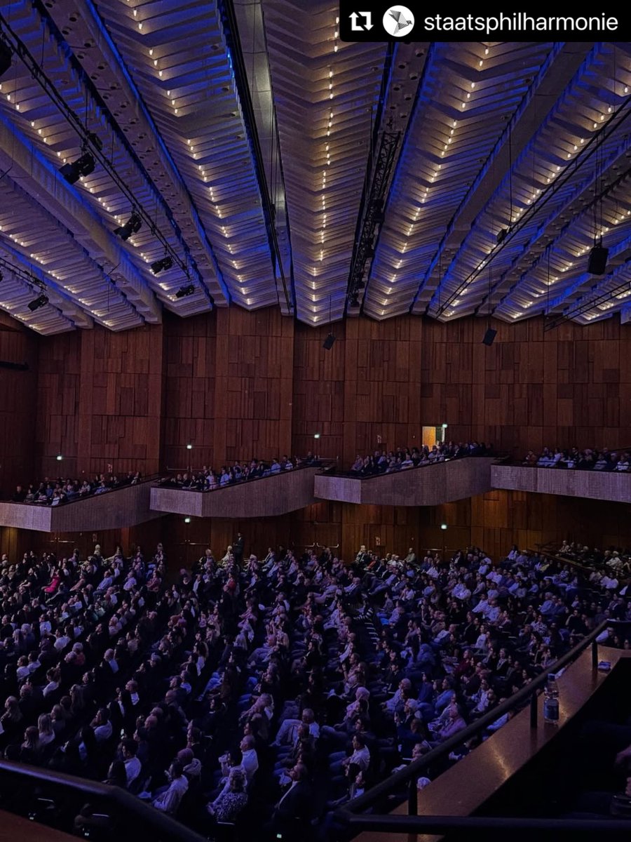LivaneliZulfu's tweet photo. Dün akşam, Alman Devlet Filarmoni Orkestrası’nın daveti üzerine Mannheim, Rosengarten Mozartsaal’da muhteşem bir Livaneli Konseri gerçekleşti. Livaneli ile birlikte, Zeynep Halvaşi, Teyfik Rodos, Özlem Bulut, Erdem Şimşek (Bağlama) ve Henning Schmeidt (Piyano) de sahnedeydi (Yönetici).