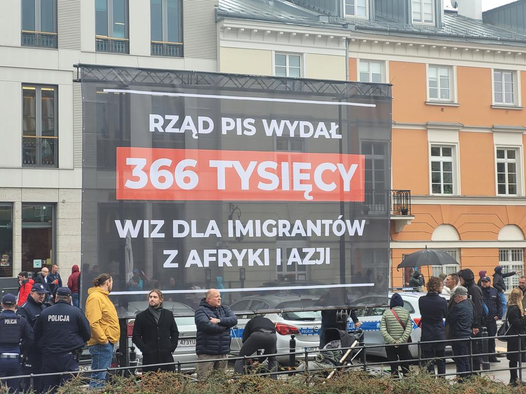 Miał być wielki marsz PiS przeciwko imigracji. Potem dołożyli umowę z Mercosur. Teraz Kaczyński mówi o wszystkim: kultura, reparacje, zbrojenia. Powód?  Całkowity brak wiarygodności, zwłaszcza w kwestiach migracji. 

Przypomnieliśmy dziś prezesowi i spółce, że ich rząd według