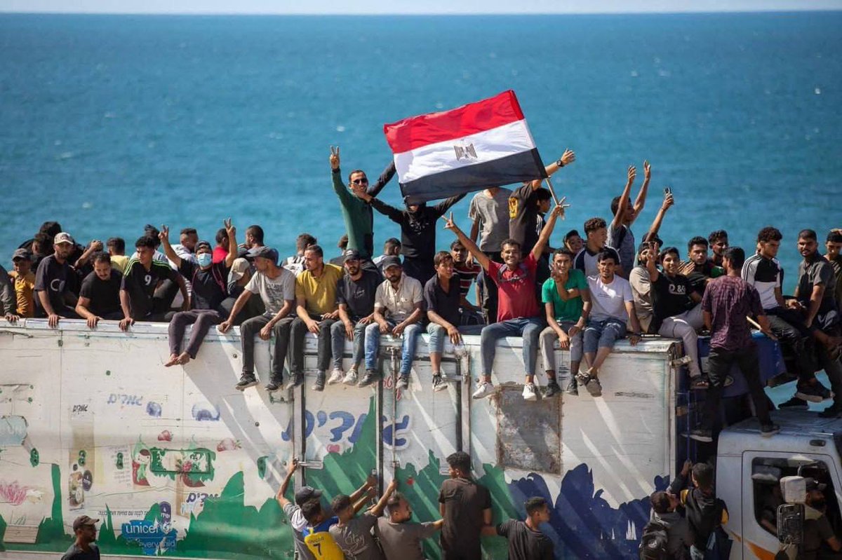 AlQastalps's tweet image. اللجنة المصرية تنقل آلاف الفلسطينيين من جنوب قطاع غزة إلى الشمال مجانا