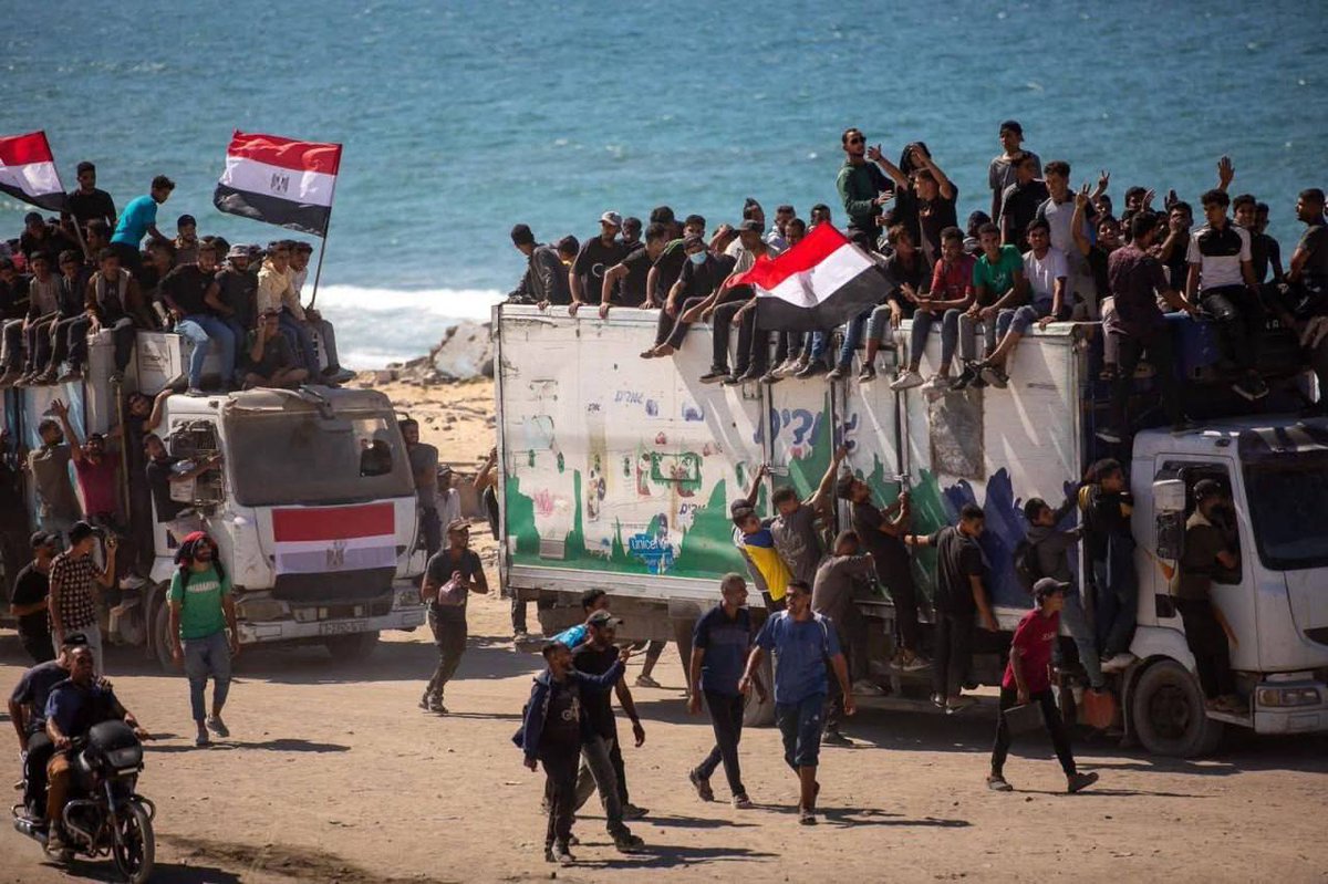 AlQastalps's tweet image. اللجنة المصرية تنقل آلاف الفلسطينيين من جنوب قطاع غزة إلى الشمال مجانا