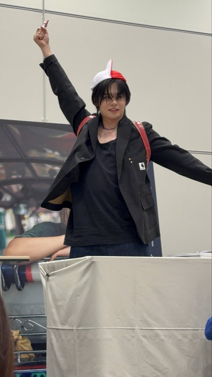 yn_bt_25's tweet photo. 10/11 カイのいま 横浜 7部（18:00~）

整番最後のランドセル＆ウルトラマンの写真お持ちの方！！送って欲しいです🥺

ほとんどの方動画撮っております！
後方で少し荒ぶってますが送らせて頂きます🙇🏻‍♀️
 #カイのいま https://t.co/E7R6DpUs3e