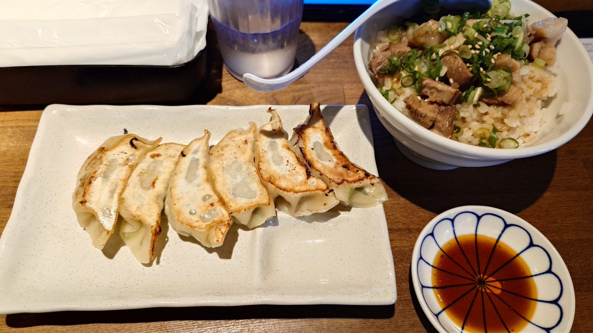 peperondash's tweet image. お仕事終わって仙台に帰りました
宇都宮 #餃子 で #飯テロ
お昼にウロウロしてたらベタな看板に惹かれました
美味しかったです！