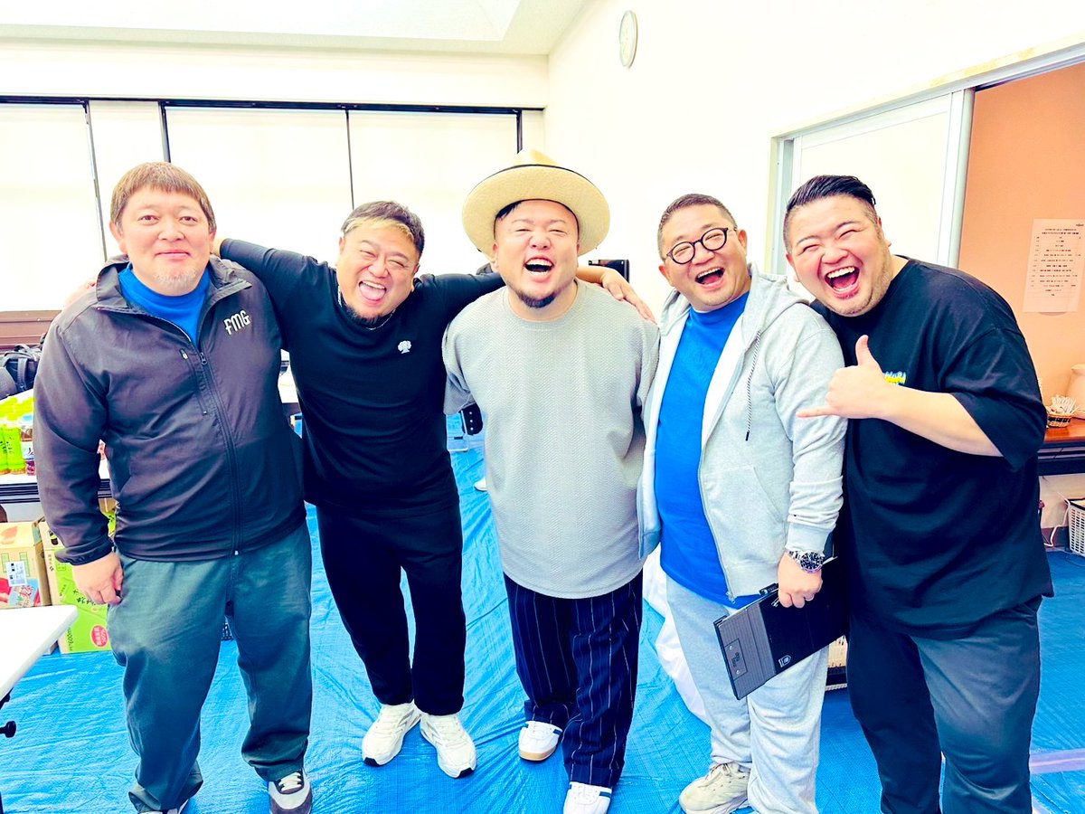 sattoc's tweet photo. こんばんは✨幸せ時間。何度も泣きそうになりました。なんでしょうか。あの温かさは。「片品＆ワイグルプロジェクト第7弾」【#KWFP】無事終了しました！シンガーソングライター「#Miyuu」さん！沖縄の優しい風を吹かせてくれた「#JaaBourBonz」のみんな！君に捧げる応援歌🎵に涙した「#HIPPY」さん！そして片品村といえば我ら「#シクラメン」のみんな！素晴らしいゲストの皆さんありがとう！川島！ちゃんさや！村長！副村長！片品村の皆さん！��タッフの皆さん！会場にお越しくださったリスナーの皆さん！ありがとうございました😭片品村！また来月11月8日「収穫祭感謝祭」でお邪魔します！
P.S.同じ体型の兄弟ができましたw

#シクラメン
#HIPPY
#JaaBourBonz
#Miyuu