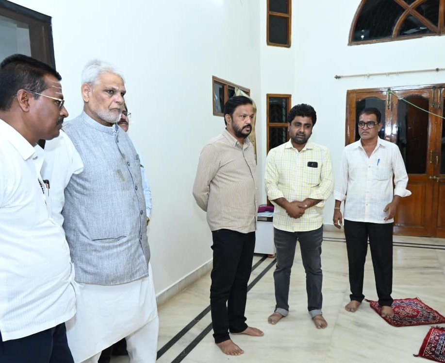 MLCvijaysingh's tweet image. #ಬಸವಕಲ್ಯಾಣ ನಗರದ ನಿವಾಸಿ ಶ್ರೀ ಸುಧಾಕರ್ ಕಠಾರೆ ರವರು ನಿಧನ ಹೊಂದಿರುವ ನಿಮಿತ್ತ ಅವರ ಮನೆಗೆ ಭೇಟಿ ನೀಡಿ ಅವರ ಕುಟುಂಬದ ಸದಸ್ಯರಿಗೆ ಸಾಂತ್ವಾನ ಹೇಳಿ ಧೈರ್ಯ ತುಂಬಿದೆ.
#Basavakalyan #Bidar @DKShivakumar @siddaramaiah @rssurjewala
